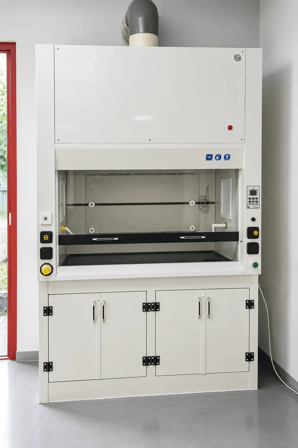 Fume hood dan meja kerja pada laboratorium industri
